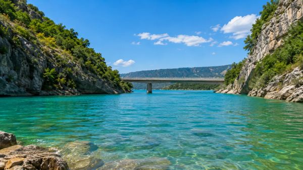 Plongez dans les eaux turquoises du lac de Sainte-Croix